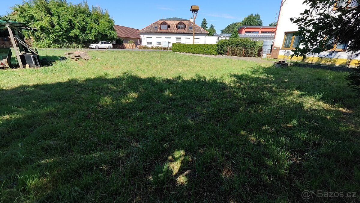 Obec Rokytno, 700m2, vjezd s bránou z ulice
