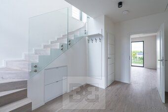 Ev.č. N09415 Nabízíme k pronájmu moderní rodinný dům v klidn