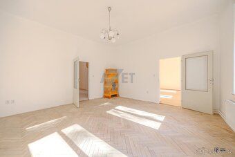 Předmětem nabídky je bytová jednotka 4+ kk (+komora či šatna