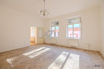 Předmětem nabídky je bytová jednotka 4+ kk (+komora či šatna