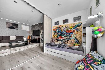 Jen málokterý byt 1+1 v této lokalitě nabídne 57 m² podlahov