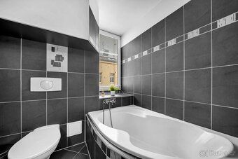 Jen málokterý byt 1+1 v této lokalitě nabídne 57 m² podlahov