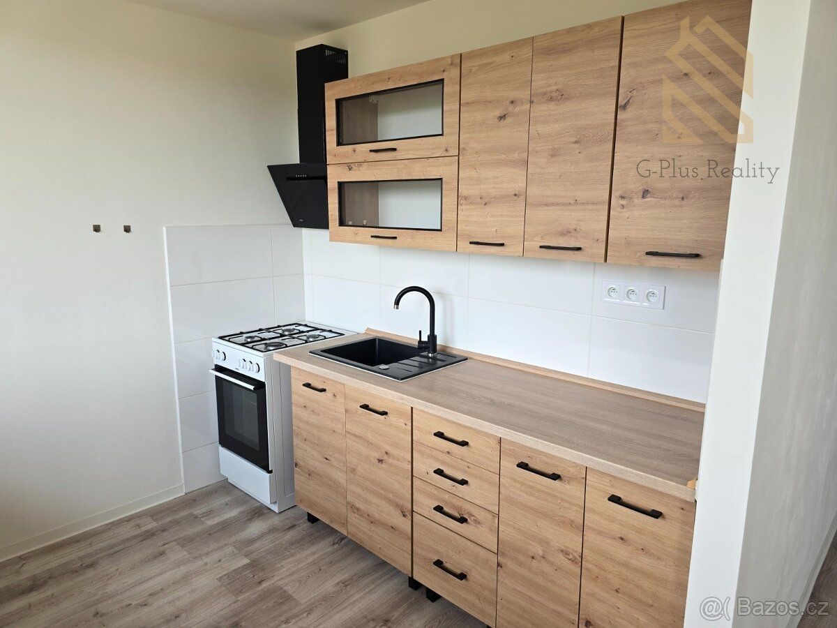 Nabízím k pronájmu světlý byt o dispozici 1+1 a výměře 34 m²