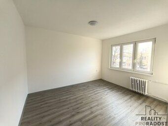 Nabízím k pronájmu světlý byt o dispozici 1+1 a výměře 34 m²