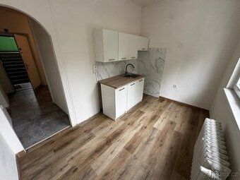 Nabízím k pronájmu světlý byt o dispozici 1+1 a výměře 34 m²