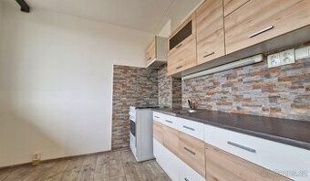 Nabízím k pronájmu světlý byt o dispozici 1+1 a výměře 34 m²