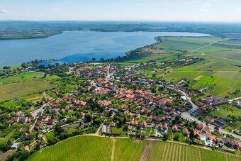 Nabízíme ke koupi stavební pozemek o výměře 937 m² situovaný