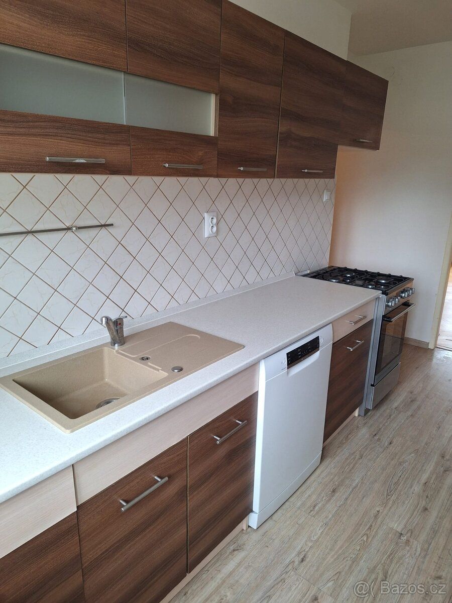 Nabízím k pronájmu světlý byt o dispozici 58 m² v klidné lok