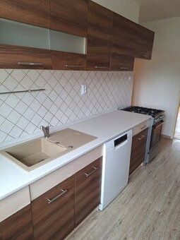 Nabízím k pronájmu světlý byt o dispozici 58 m² v klidné lok
