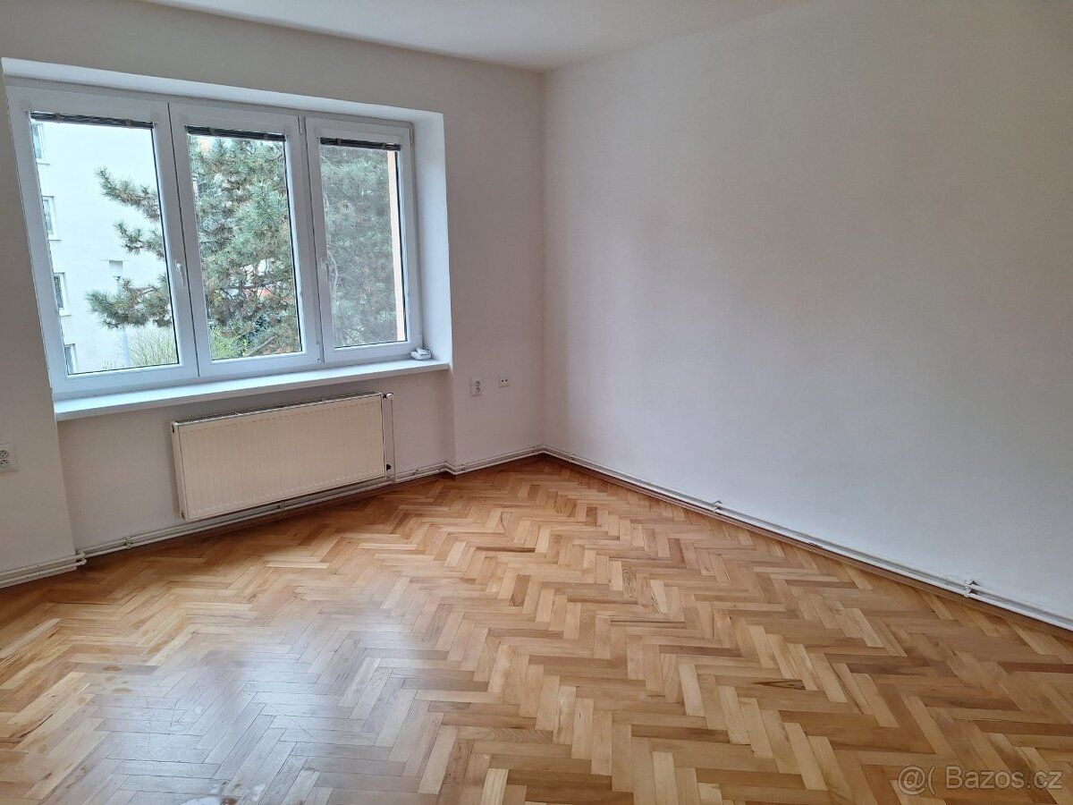 Nabízím k pronájmu světlý byt o dispozici 58 m² v klidné lok