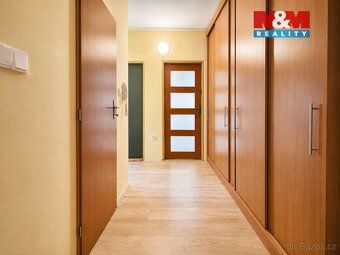 Nabízíme k prodeji prostorný byt o dispozici 3+1 a užitné pl