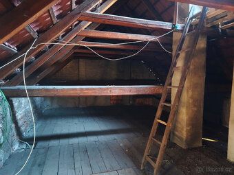 Nabízíme k prodeji rodinný dům čp. 5 v klidné obci Rvenice. 