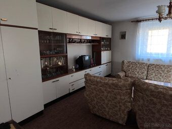 Nabízíme k prodeji rodinný dům čp. 5 v klidné obci Rvenice. 