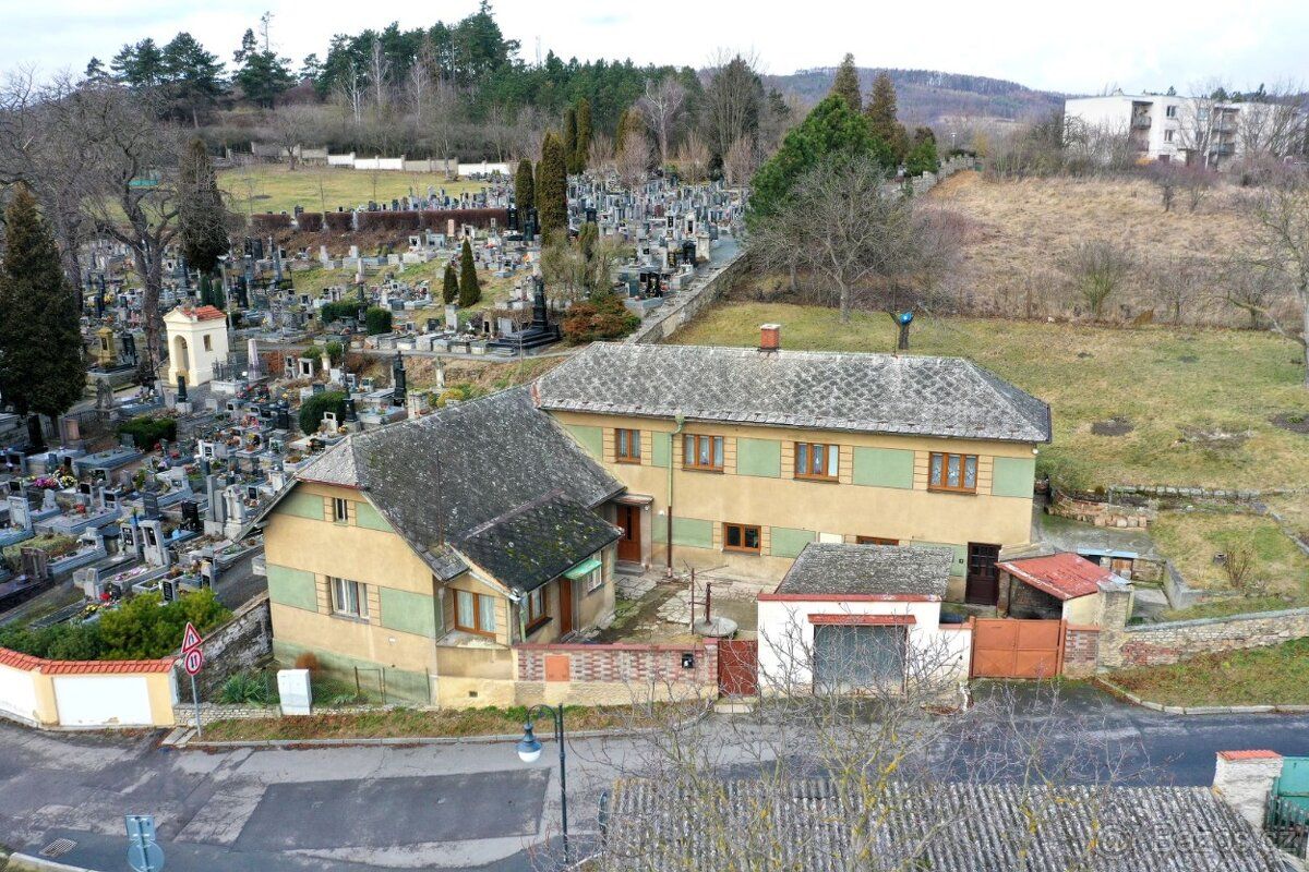 NA PRODEJ ½ rodinného domu o zastavěné ploše 246m² dle KN, v