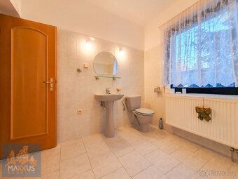 K pronájmu nabízíme prostorný rohový rodinný dům s jednou vn