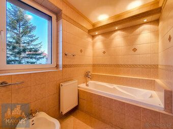 K pronájmu nabízíme prostorný rohový rodinný dům s jednou vn