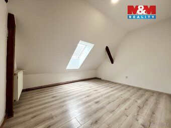 Nabízíme k pronájmu podkrovní byt o dispozici 2+kk, situovan