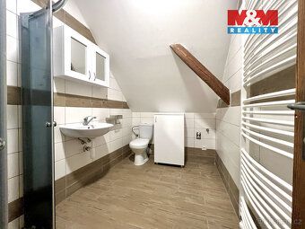 Nabízíme k pronájmu podkrovní byt o dispozici 2+kk, situovan