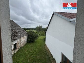 Nabízíme k pronájmu podkrovní byt o dispozici 2+kk, situovan