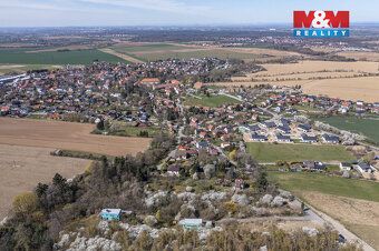 Prodej pozemku určeného k bydlení na okraji městyse Škvorec,