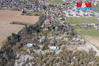 Prodej pozemku určeného k bydlení na okraji městyse Škvorec,