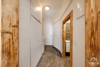 Nabízíme pronájem bytu o dispozici 2+kk s výměrou 50 m² ve V