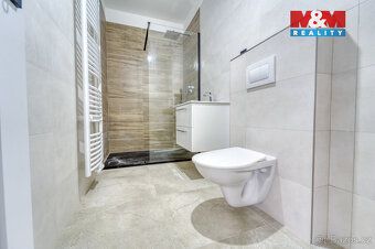Nabízíme k pronájmu moderní byt o dispozici 2+kk a podlahové