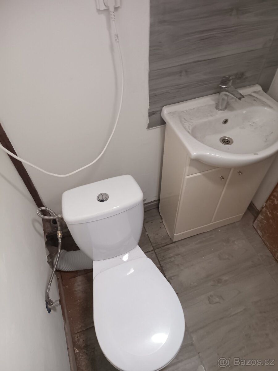 Pronajmu 2+1v Aši se zahrádkou Holý nájem 8 500,- Energie = 