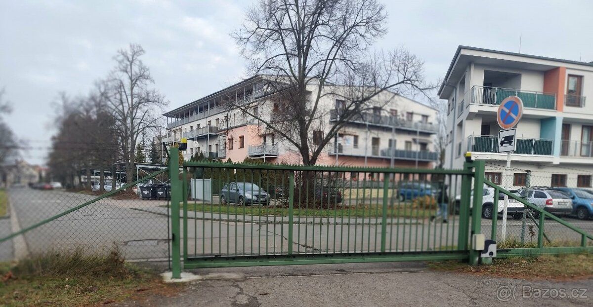 Prodám přízemní garážové stání 12,5m2 Mrštíkova ulice Hradec