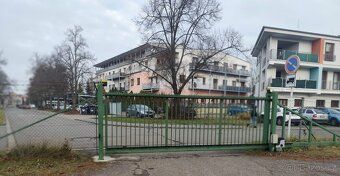 Prodám přízemní garážové stání 12,5m2 Mrštíkova ulice Hradec