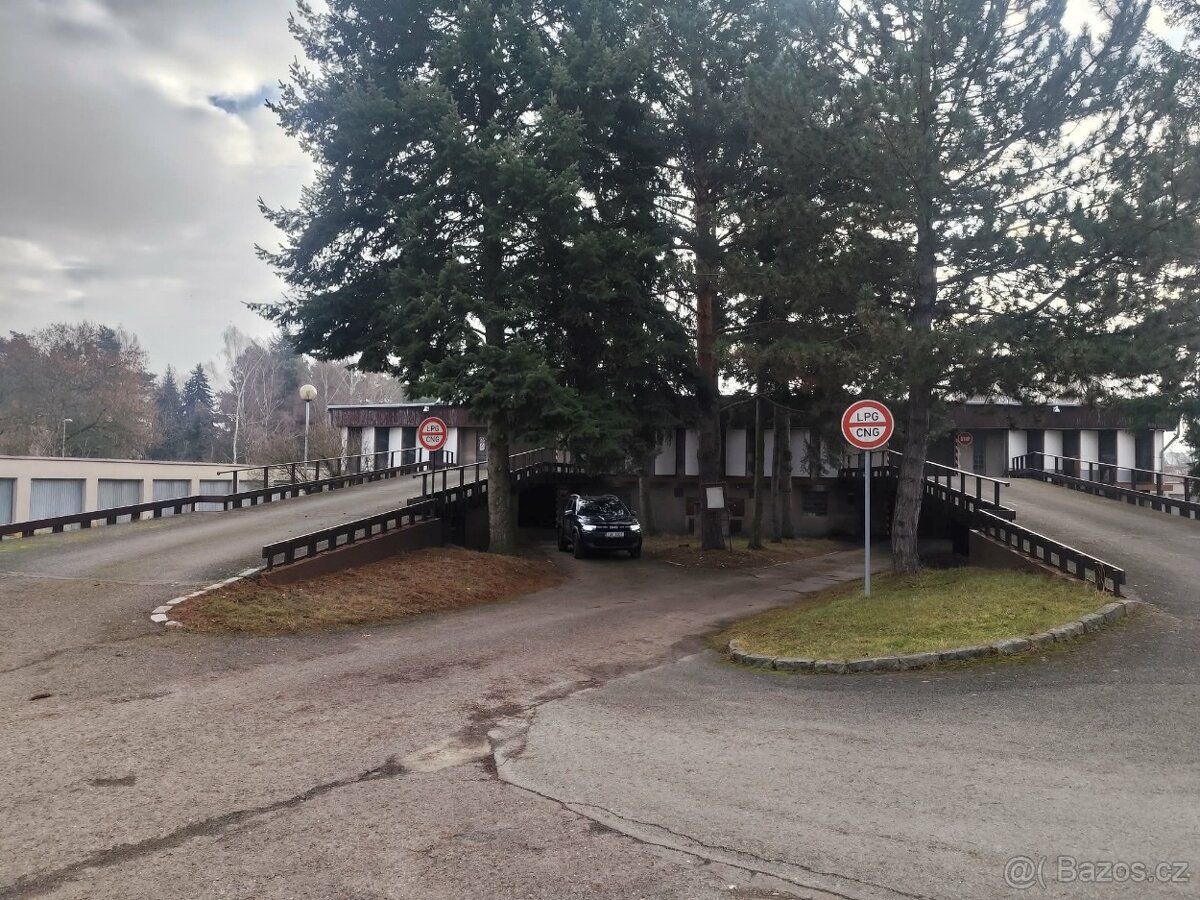 Prodám přízemní garážové stání 12,5m2 Mrštíkova ulice Hradec