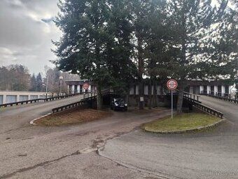 Prodám přízemní garážové stání 12,5m2 Mrštíkova ulice Hradec