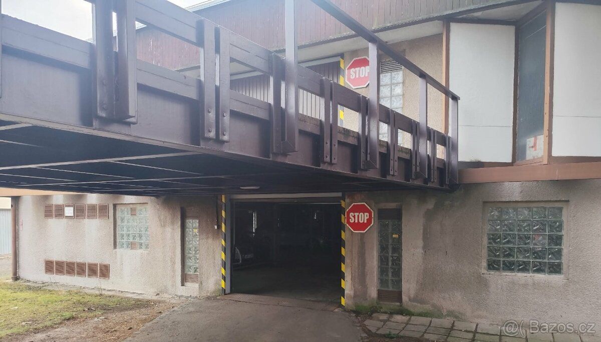 Prodám přízemní garážové stání 12,5m2 Mrštíkova ulice Hradec