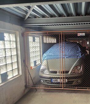 Prodám přízemní garážové stání 12,5m2 Mrštíkova ulice Hradec