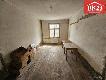 Ev.č. 01870 Prodej rodinného domu s rozsáhlou zahradou a sto