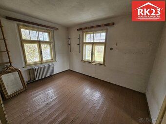 Ev.č. 01870 Prodej rodinného domu s rozsáhlou zahradou a sto