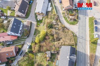 Nabízíme k prodeji svažitý stavební pozemek o rozloze 644 m²