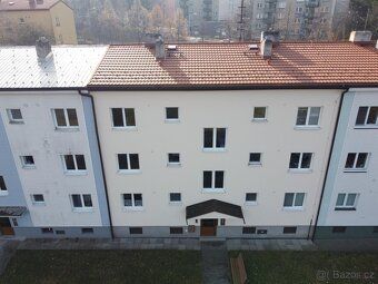 Nabízíme k pronájmu krásný a velmi světlý byt 2+1 v osobním 