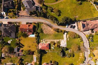 V zastoupenni lukratyvniho místa u silnice 57 naproti vl.nad