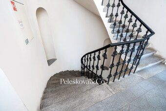 Ev.č. 00258 Luxusní zařízený byt 2+kk s garážovým stáním v p