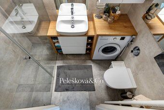 Ev.č. 00258 Luxusní zařízený byt 2+kk s garážovým stáním v p