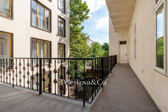 Ev.č. 00258 Luxusní zařízený byt 2+kk s garážovým stáním v p