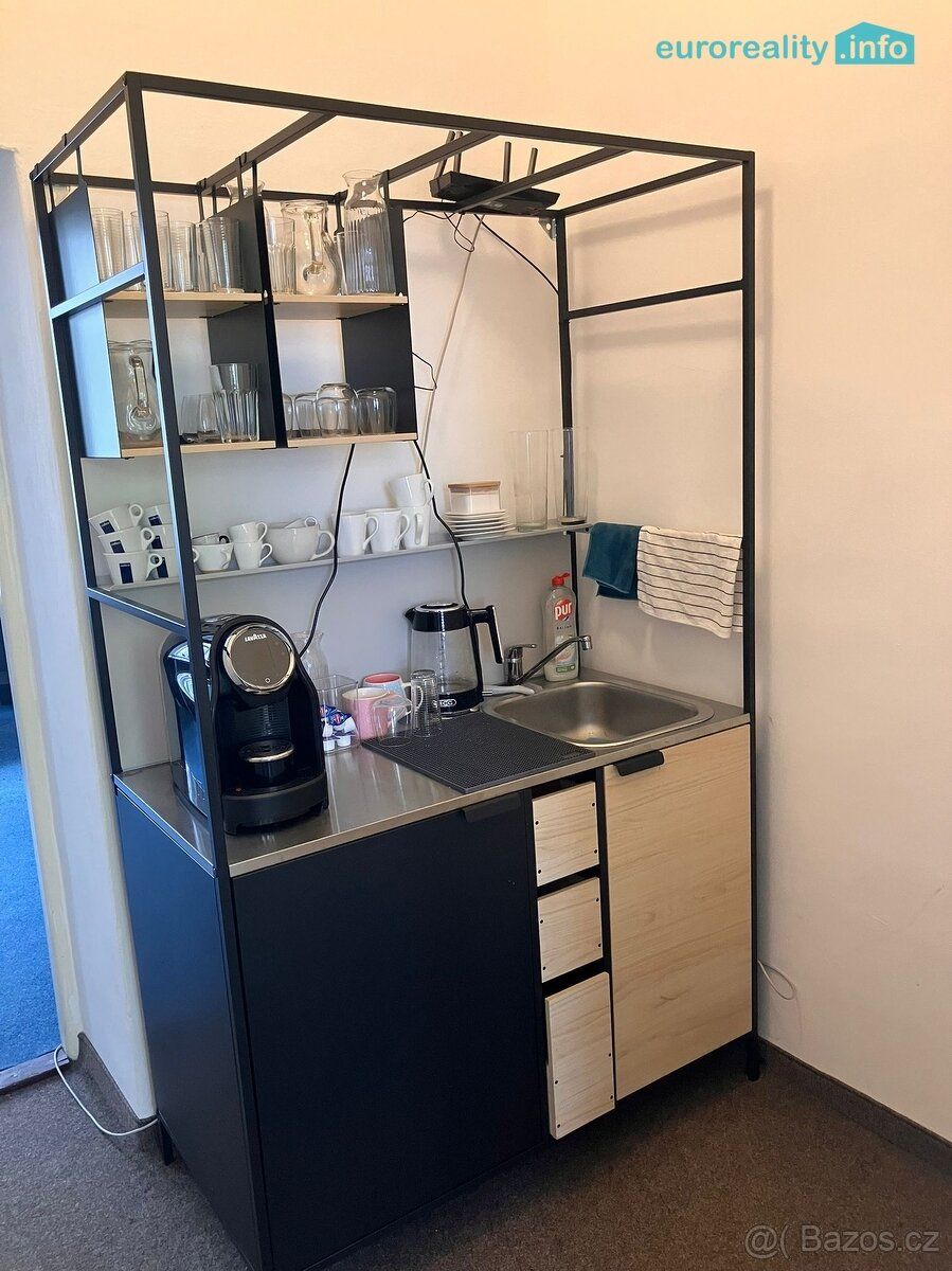 Pronájem kanceláře 20m2 v centru Mariánských Lázních. Společ