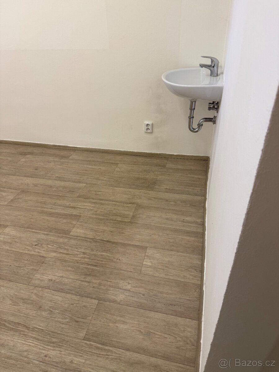 Nabízím samostatnou místnost pro nehtařku/ pedikérku. Nově o