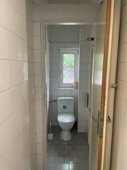 Pronajmu 2 spojené pokoje s vlastním WC a sprchovým koutem. 