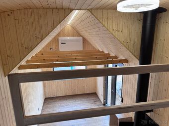 Nový Tiny House o vnitřních rozměrech 2,45 x 8,5 m, tedy 22 