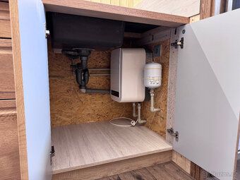 Nový Tiny House o vnitřních rozměrech 2,45 x 8,5 m, tedy 22 