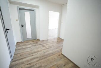 K pronájmu nabízím prostorný byt 3+1 o podlahové ploše 87 m²