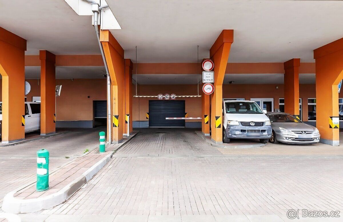 Nabízím k pronájmu podzemní garážové stání v ulici Poděbrads