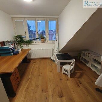 Pronájem prostorného podkrovního bytu 2KK, plocha 66 m2. Krá